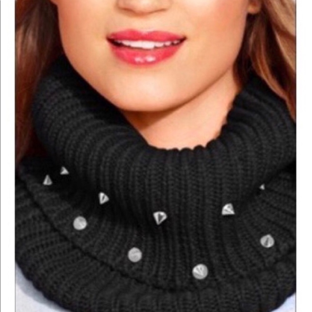 NWT: “Steve Madden” Infinity Scarf. Silver Studs